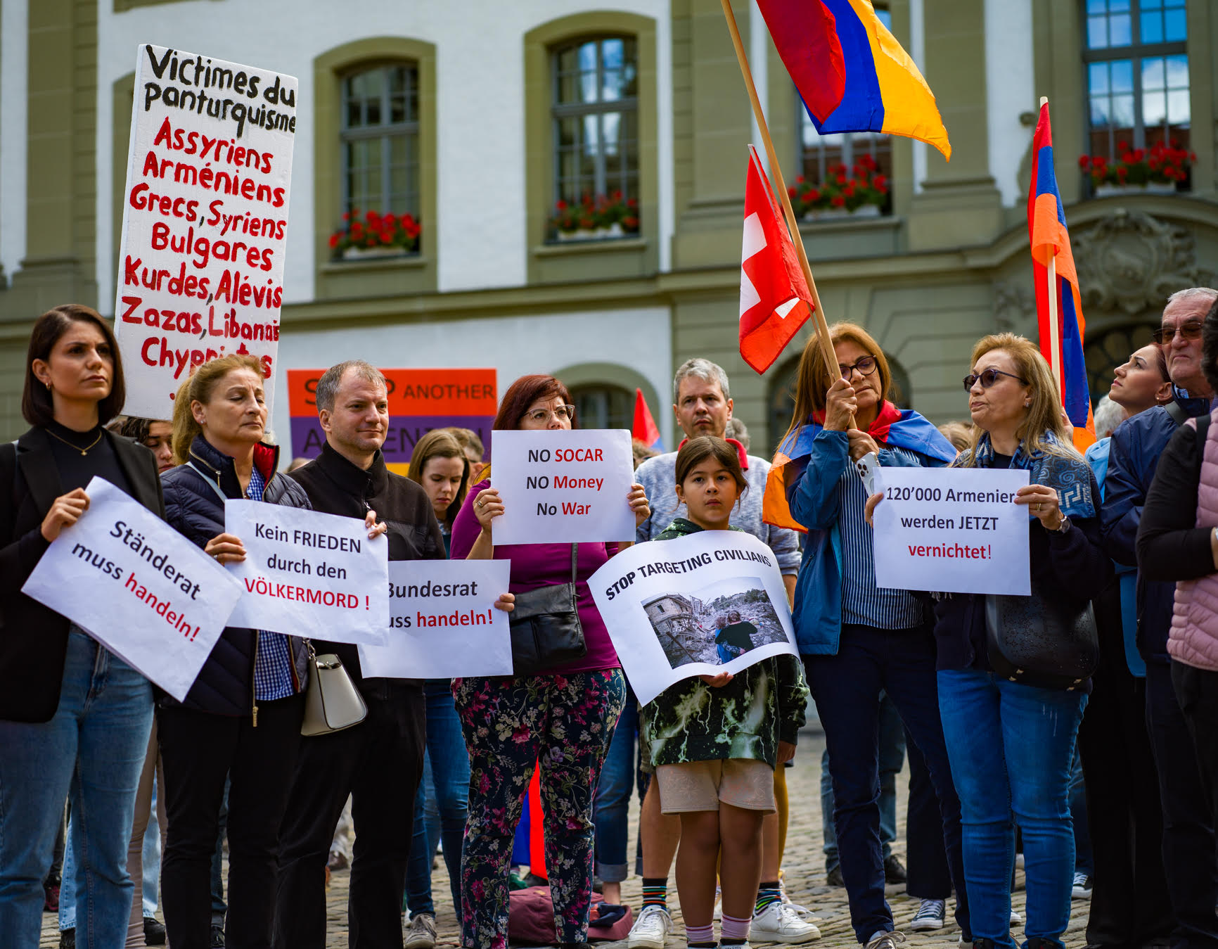 "Bir daha asla Ermeni Soykırımı olmasın" İşgalci Azerbaycan İsviçre'de protesto edildi (FOTO)