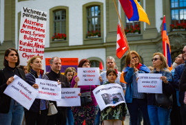 "Bir daha asla Ermeni Soykırımı olmasın" İşgalci Azerbaycan İsviçre'de protesto edildi (FOTO)