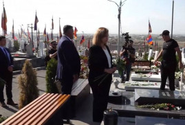 ABD Ermenistan Büyükelçisin'den “Yerablur” askeri panteonuna ziyaret