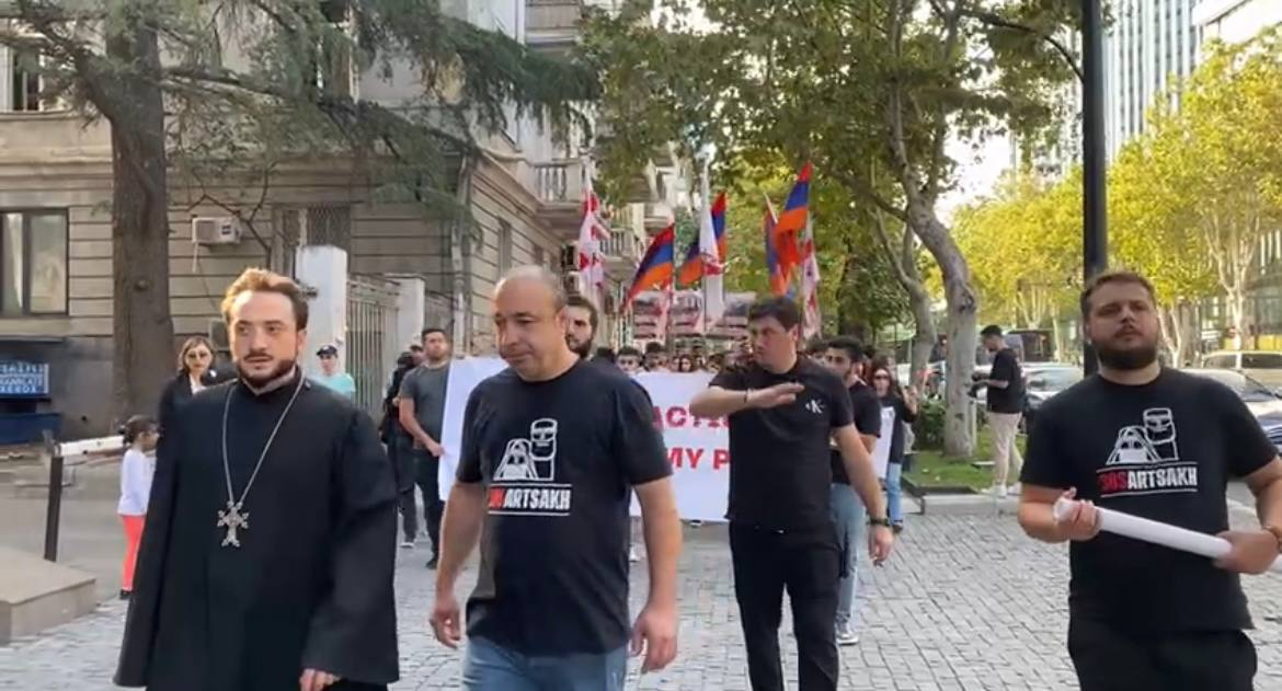 Gürcistan Ermenileri Karabağ’ı destekleyen protesto eylemlerine katıldı (Foto)