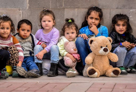 "Avrora" kurucusu Afeyan ve aile vakfından, yerlerini terk etmek zorunda kalan Karabağlılara yardım