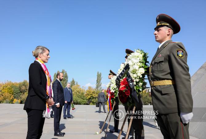 Kanada Dışişleri Bakanı'ndan Ermeni Soykırımı Anıtı'na ziyaret