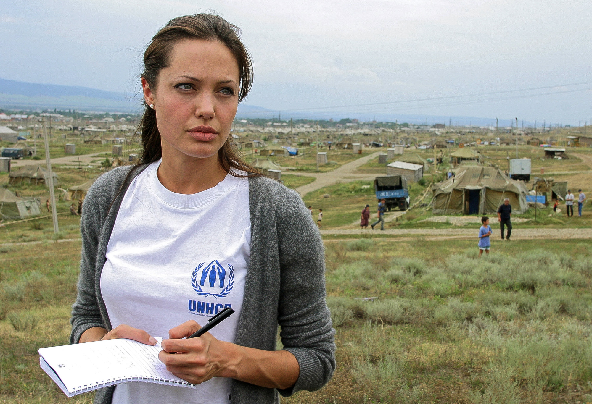 Angelina Jolie'den mülteci kampının bombalanmasına tepki
