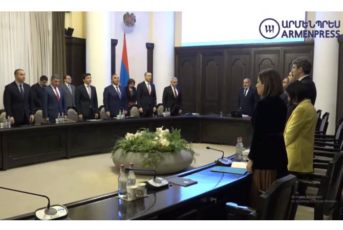 Ermenistan Hükümeti üyeleri 44 günlük savaşın şehitlerinin anısına bir dakikalık saygı duruşunda bulundu