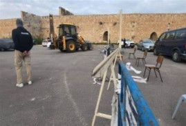 Kudüs Ermenileri "İnek Bahçesi"nin girişini kapatarak duvarın yıkılmasını yasakladı