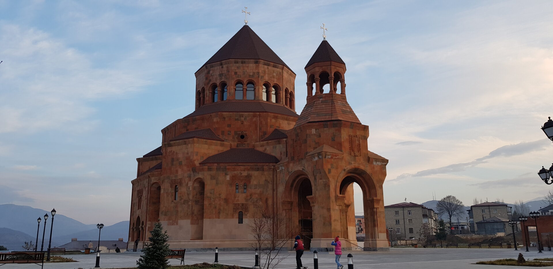 Stepanakert ana kilisesinin kubbelerindeki haçların kaldırıldığına dair ciddi şüpheler var (FOTO)
