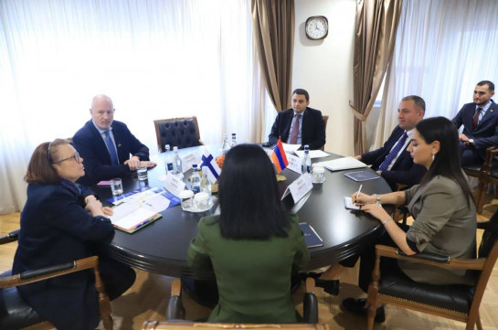 Ermenistan Ekonomi Bakanı Finlandiya'nın Olağanüstü ve Tam Yetkili Yerevan Büyükelçisiyle bir araya geldi