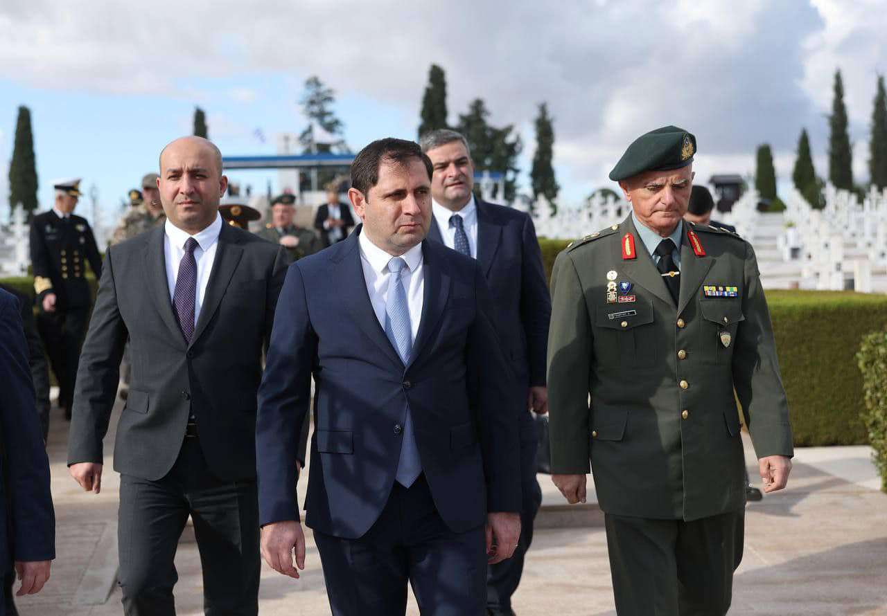 Ermenistan Savunma Bakanı Kibrıs askeri pantheonunu ziyaret etti