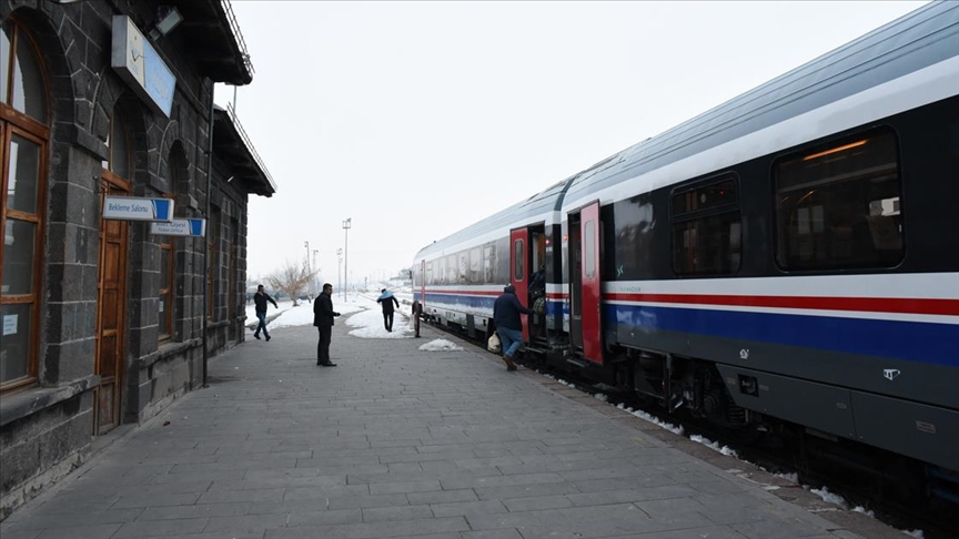 Paşinyan: Ermenistan Türkiye ile demiryolunu açmaya hazır