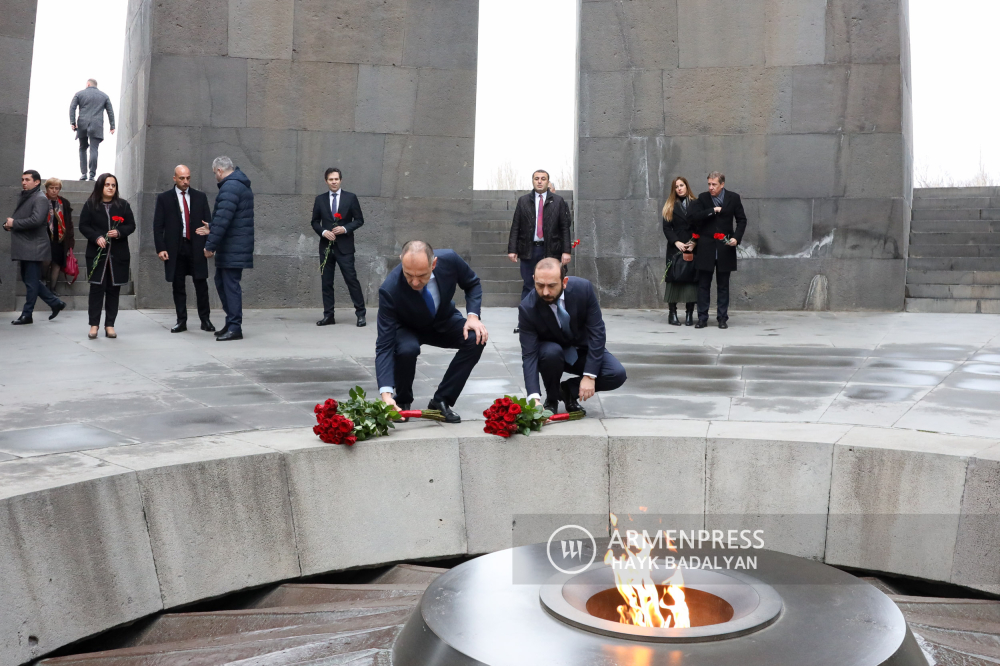 Yunanistan Dışişleri Bakanı Ermeni Soykırımı Anıtı'nı ziyaret etti (VİDEO)