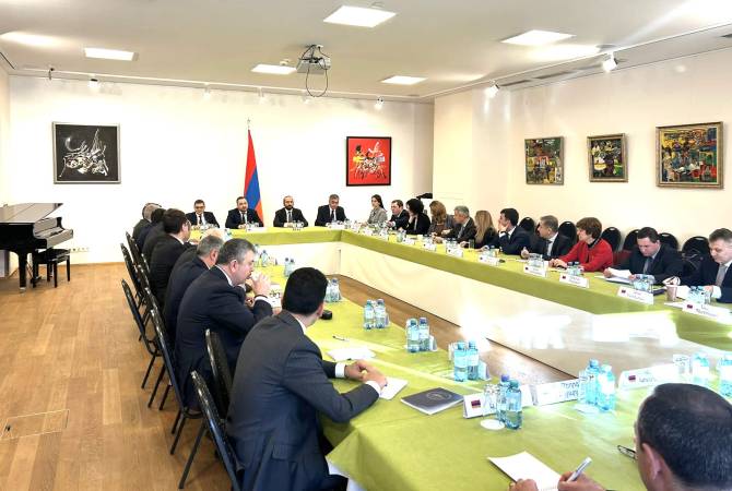Mirzoyan, Güney Kafkasya'daki durumu Ermenistan'ın Büyükelçileri ile ele aldı