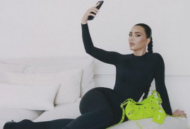 Balenciaga'nın yeni marka elçisi Kim Kardashian oldu