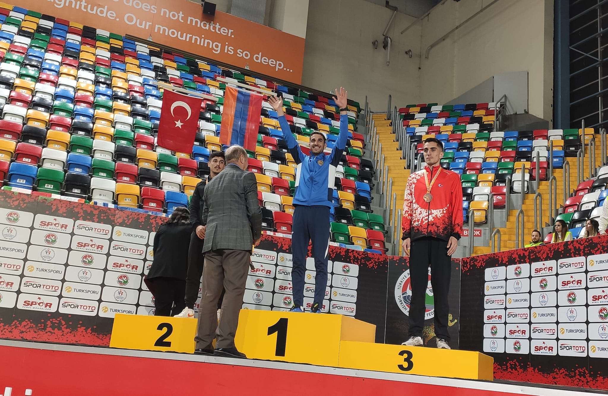 İstanbul'da Ermeni koşucu Balkan Salon Atletizm Şampiyonası'nda altın madalya kazandı