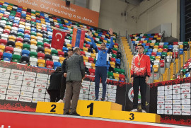 İstanbul'da Ermeni koşucu Balkan Salon Atletizm Şampiyonası'nda altın madalya kazandı