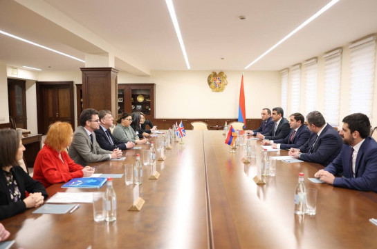 Ermenistan Savunma Bakanı Birleşik Krallık Avam Kamarası üyesi ile bir araya geldi