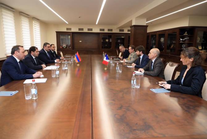 Ermenistan Savunma Bakanı Fransız Büyükelçi ile savunma işbirliğini görüştü