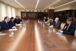 Ermenistan Savunma Bakanı Fransız Büyükelçi ile savunma işbirliğini görüştü