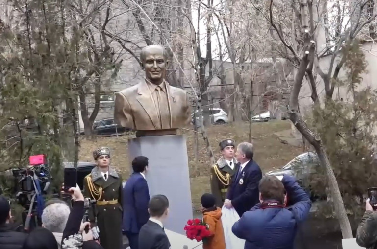 Yerevan'da efsanevi kaşif Ermeni Gevorg Vardanyan'ın heykeli açıldı