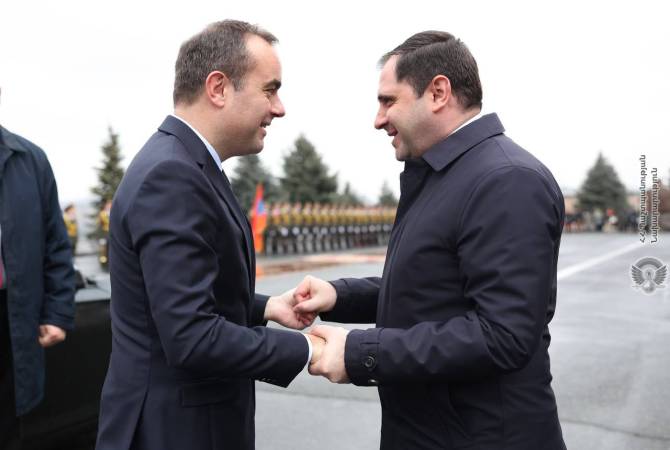 Ermenistan Savunma Bakanı, resmi ziyaret için Ermenistan'a gelen Fransız mevkidaşını kabul etti