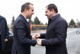Ermenistan Savunma Bakanı, resmi ziyaret için Ermenistan'a gelen Fransız mevkidaşını kabul etti