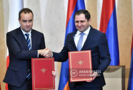 Ermenistan ve Fransa savunma bakanları anlaşmalar imzaladı