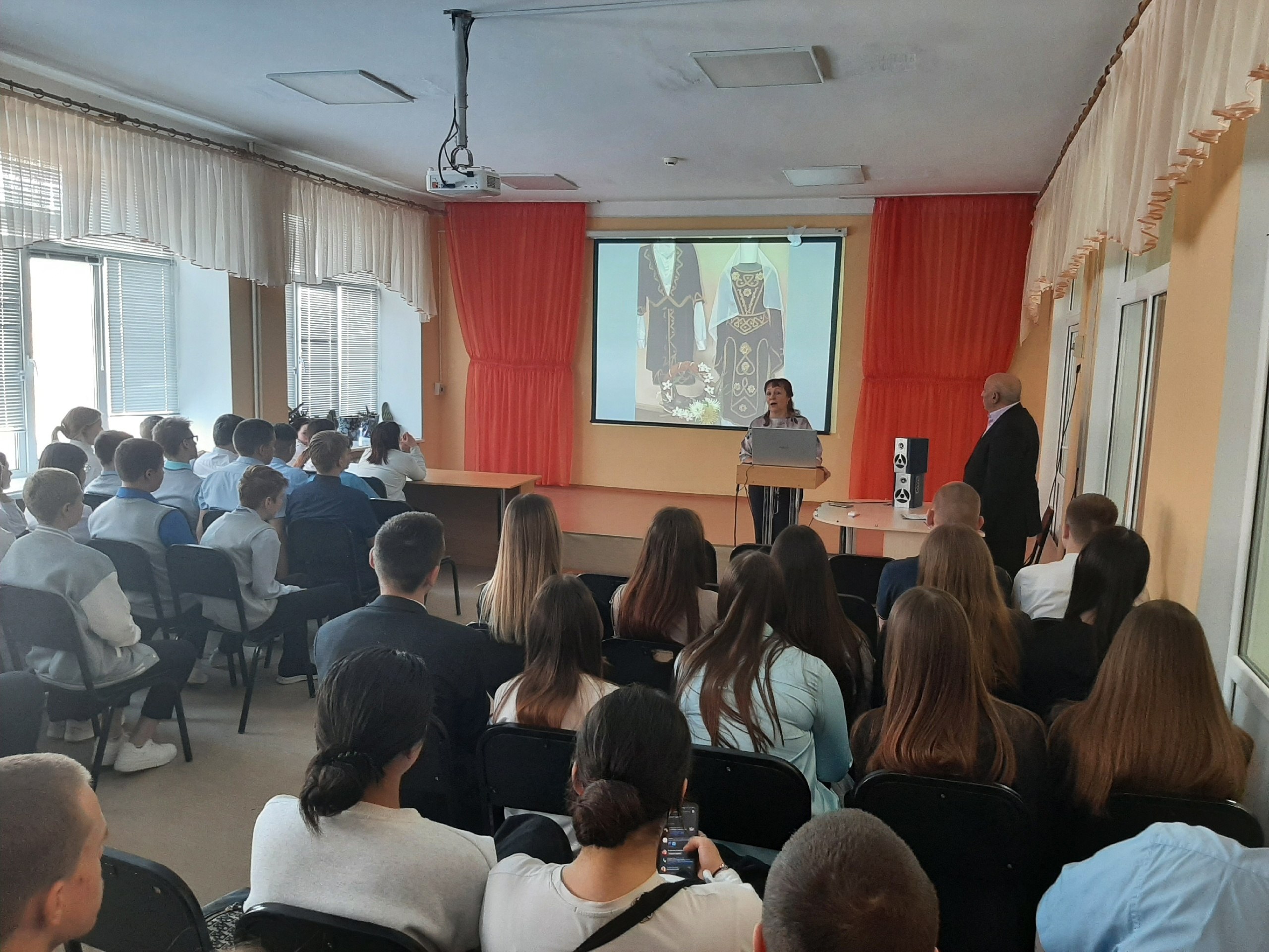 Rusya'daki lise öğrencilerine Ermeni halkının tarihi ve Ermeni Soykırımı anlatıldı