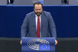İtalyan milletvekili: “Bakü, Ermenistan egemenliğine karşı şiddete tolerans getiremeyeceğimizi anlamalıdır”