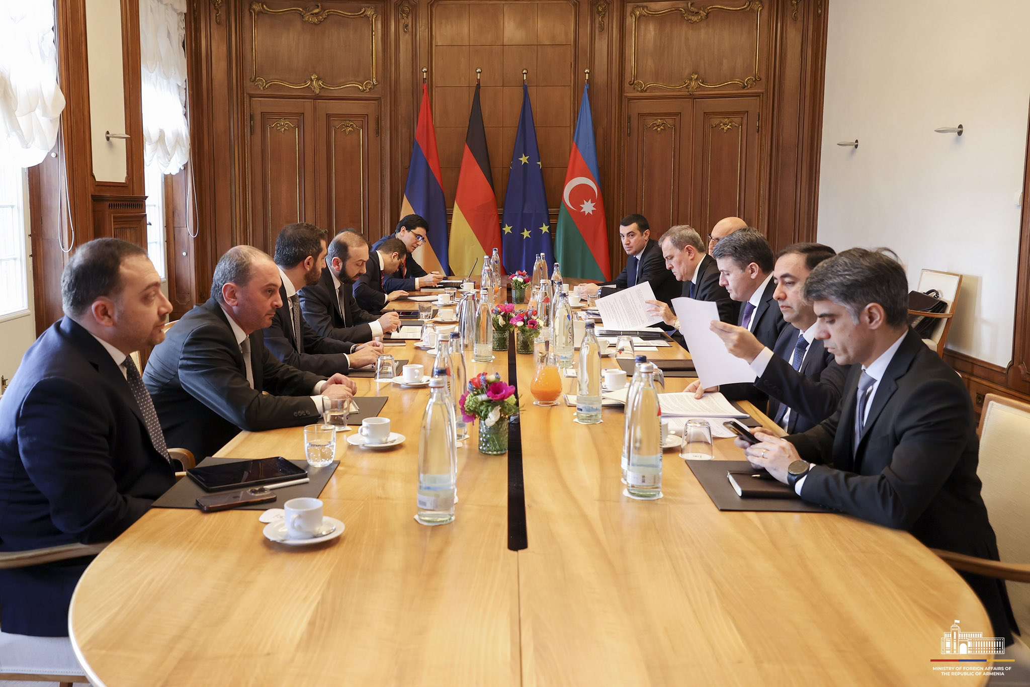 Üçlü toplantının ardından Ermenistan ve Azerbaycan dışişleri bakanlarının görüşmeleri gerçekleşti