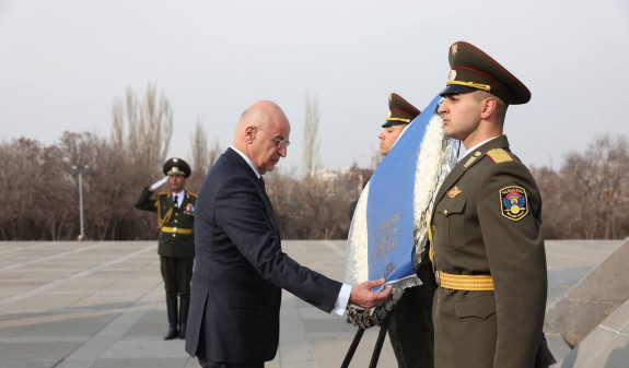 Yunanistan Savunma Bakanı'ndan Ermeni Soykırımı Anıtı'na ziyaret