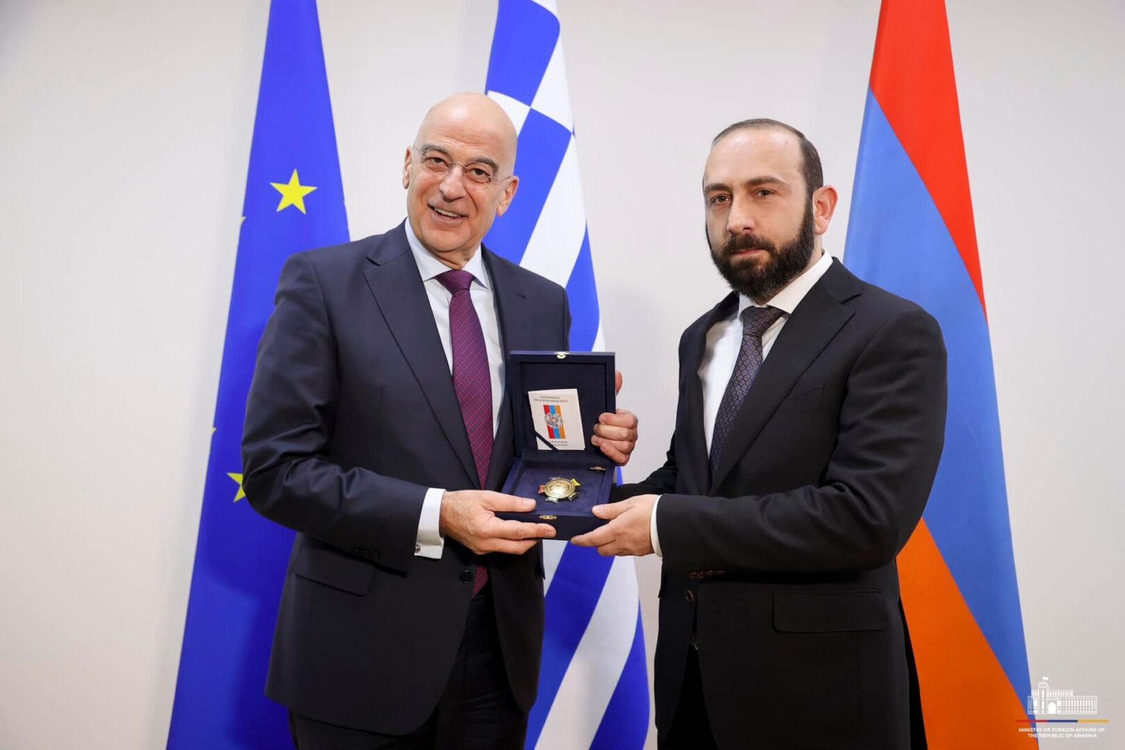 Ermenistan Dışişleri Bakanı Nikos Dendias'ı Ermenistan Dostluk Nişanı ile ödüllendirdi