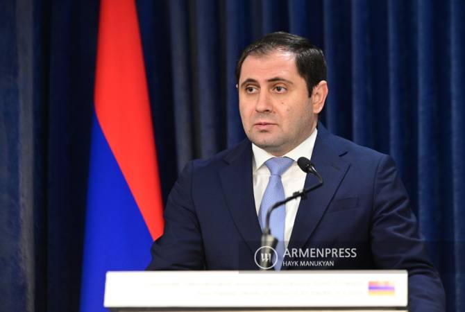 Papikyan, Ermenistan'da uygulanan savunma reformları konusunda Yunanistan'ın rolünü önemsedi