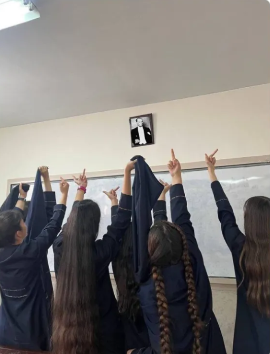 Սկանդալ Թուրքիայում. աշակերտները հայհոյական ժեստ են արել Աթաթուրքի լուսանկարին