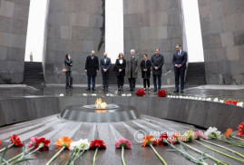 Kıbrıs Dışişleri Bakanı Ermeni Soykırımı Anıtını ziyaret etti