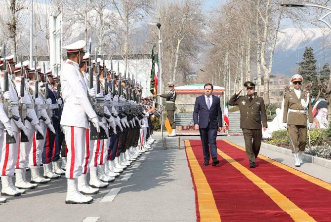 Ermenistan Savunma Bakanı savaşta şehit olan İran askerlerinin anıtına çelenk koydu (FOTO)