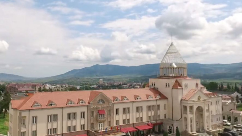 Stepanakert'teki "Armenia" Oteli ve Gençlik Sarayı Azerbaycanlı vandalların hedefi oldu (Video)