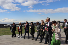 Fransız milletvekilleri Ermeni Soykırım Anıtını ziyaret etti