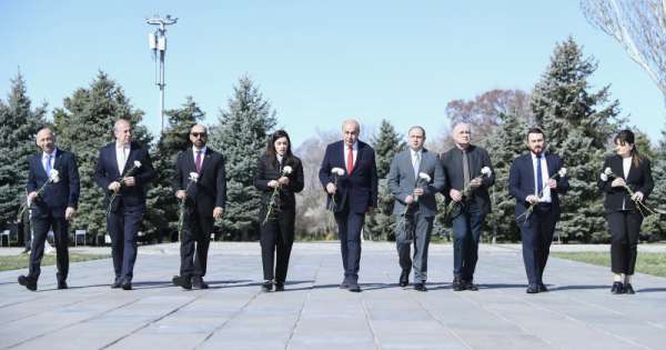 Gürcü milletvekilleri Ermeni Soykırımı Anıtını ziyaret etti