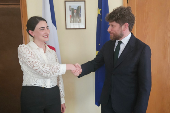Fransa'nın Ermenistan Büyükelçisi Dağlık Karabağlı öğrenciyle bir araya geldi
