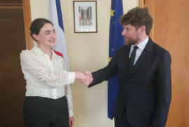 Fransa'nın Ermenistan Büyükelçisi Dağlık Karabağlı öğrenciyle bir araya geldi
