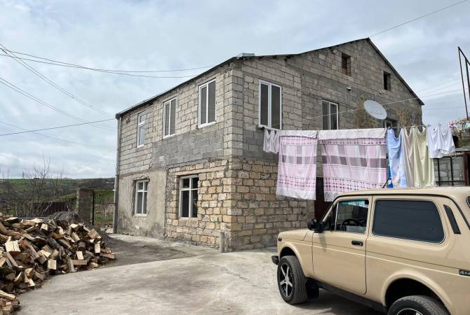 Azerbaycan açtığı ateş sonucu Ermenistan'ın Teğ köyünde yine bir ev hasar gördü (Foto)