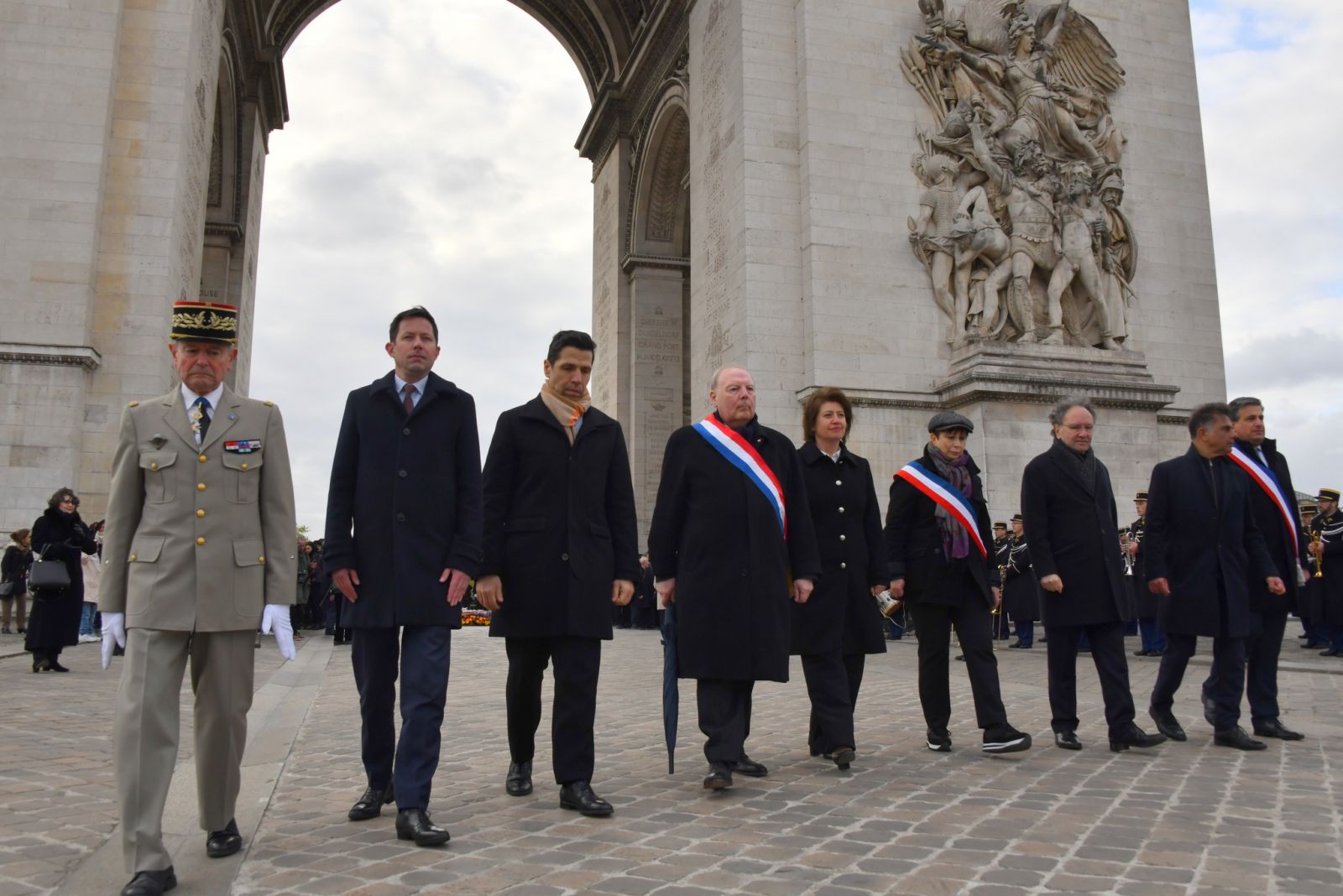 Paris'teki Zafer Takı’nın altında "Erebuni-Yerevan" şarkısı seslendirildi (Foto-Video)