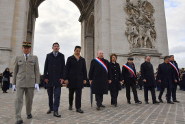 Paris'teki Zafer Takı’nın altında "Erebuni-Yerevan" şarkısı seslendirildi (Foto-Video)