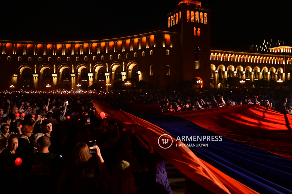 Yerevan'da Ermeni Soykırımı anıtına doğru meşaleli yürüyüş gerçekleşti