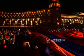 Yerevan'da Ermeni Soykırımı anıtına doğru meşaleli yürüyüş gerçekleşti
