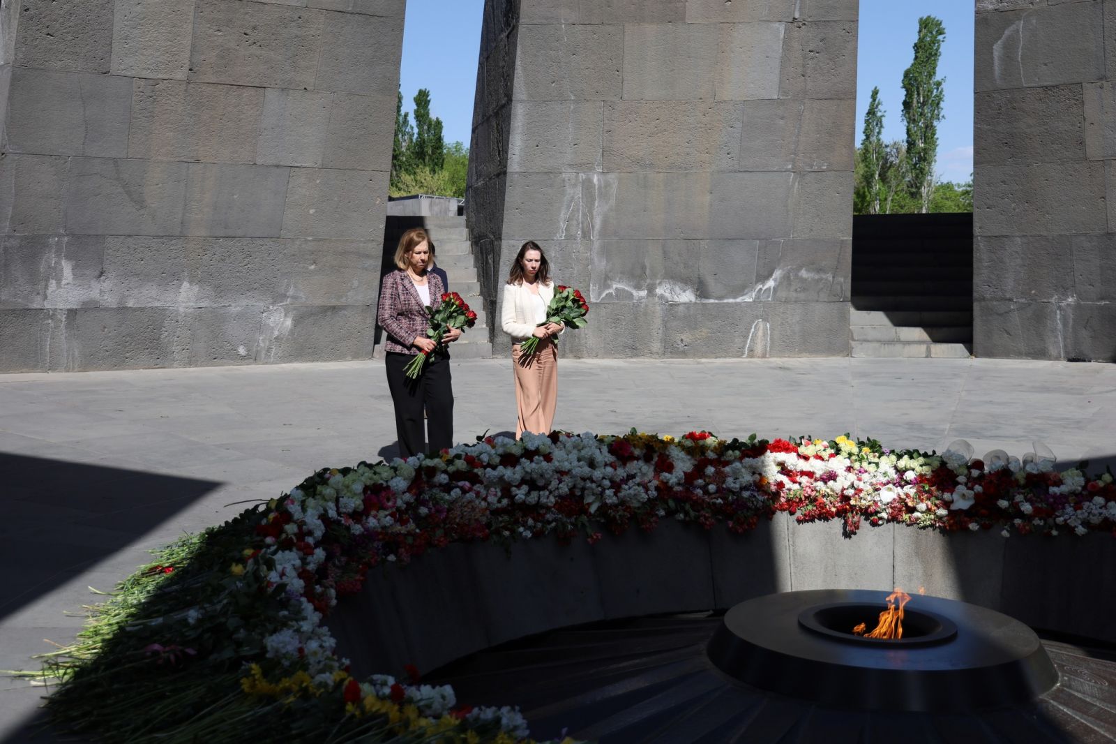 ABD'nin Ermenistan Büyükelçisi Ermeni Soykırımı masum kurbanlarının anısına saygı duruşunda bulundu
