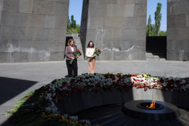 ABD'nin Ermenistan Büyükelçisi Ermeni Soykırımı masum kurbanlarının anısına saygı duruşunda bulundu