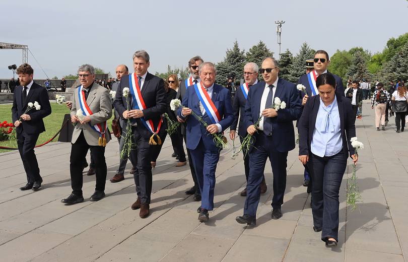 Senato Fransa-Ermenistan Dostluk Grubu Ermeni Soykırımı Anıtı'nı ziyaret etti