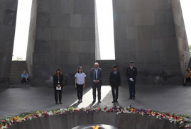 Fransa Senatosu Dış İlişkiler, Savunma ve Silahlı Kuvvetler Komitesi üyesi Ronan Le Gle, Ermeni Soykırımı anıtını ziyaret etti