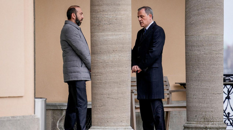 Almatı'da Ermenistan ve Azerbaycan dışişleri bakanları arasındaki görüşmeler başladı