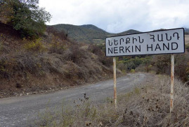Rus sınır muhafızları Ermenistan'ın Nerkin Hand köyünden çekilmek için kablolarını topladılar